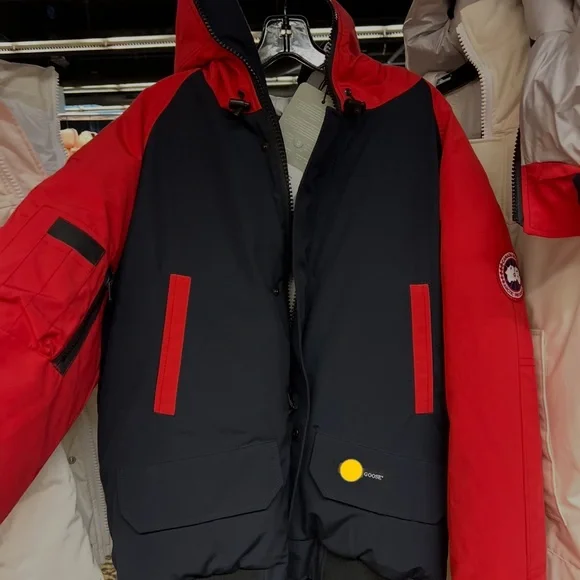 Men’s Canada Goose Red Chilliwack bomber jacket - Picture 4 of 10